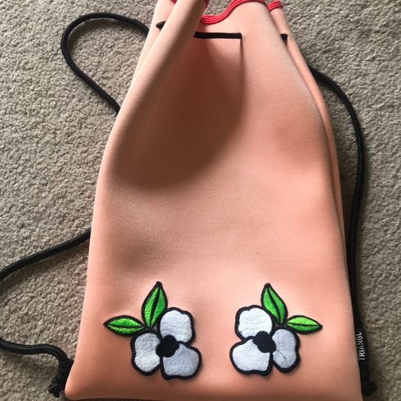 Triangl Drawstring - Picture 1 of 4